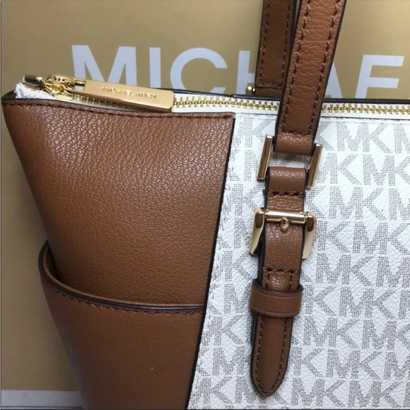 Michael Kors Charlotte LG TZ Tote
Vanilla Leather - Picture 2 of 9